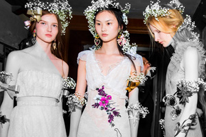 Rodarte на Неделе высокой моды: цветы в волосах