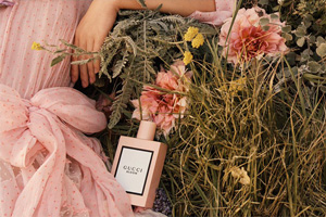 Дакота Джонсон, Хари Неф и Петра Коллинз  в парфюмерной фотоистории Gucci