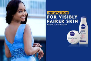 Nivea попала под шквал критики из-за рекламы осветляющего лосьона в Африке