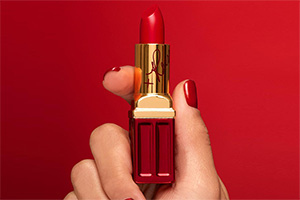 Elizabeth Arden борется за права женщин с помощью красной помады