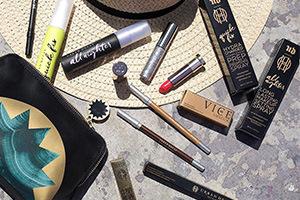 Николь Ричи и Urban Decay создали вместительную летнюю косметичку