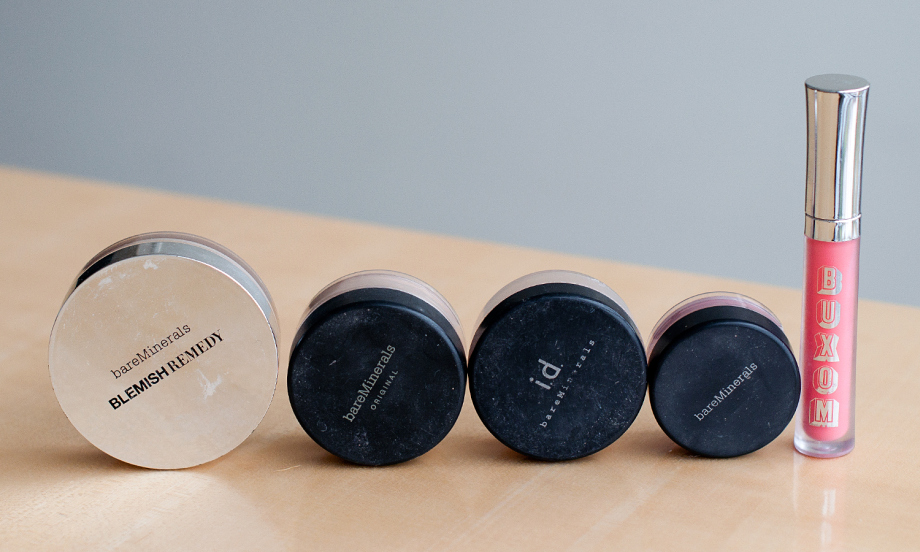 Слева направо: пудра для Т-зоны, основа под макияж, румяна, тонирующая пудра, все Bare Minerals, помада Buxom