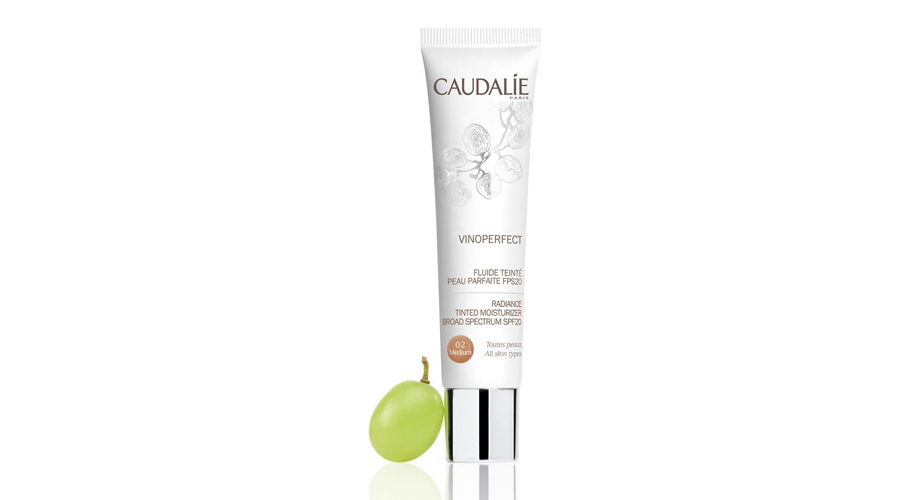 Оттеночный флюид Vinoperfect, Caudalie. Полупрозрачное покрытие позволяет коже выглядеть естественно. Без парабенов, сульфатов и фталатов.