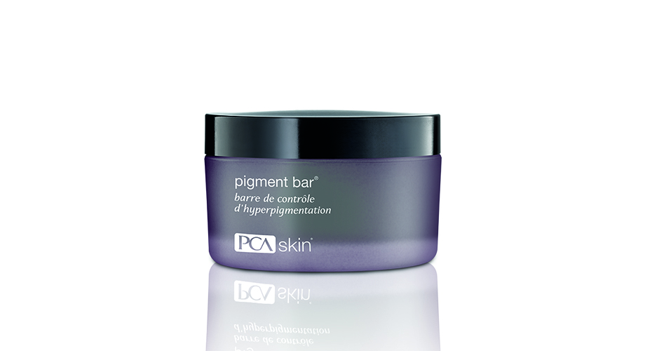 Мыло Pigment Bar, PCA Skin. Это самый необычный формат мыла, который нам доводилось встречать – оно заключено в банку из стекла с вложенным спонжем для вспенивания. Прекрасно работает против пигментации. Dermstore.com, $34