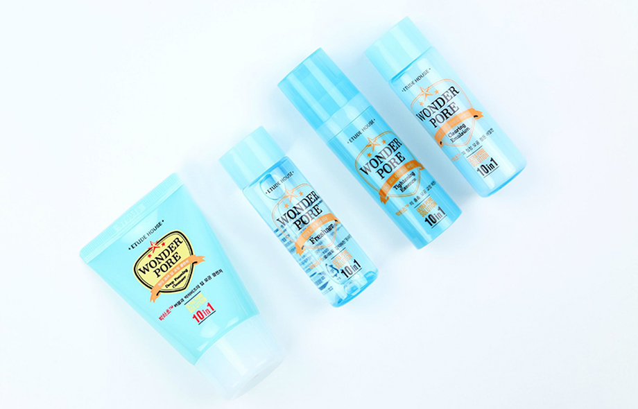 Wonder Pore Skin Care Kit изначально выпускается в travel-размере, каждое из средств выполняет несколько функций: глубоко очищающий гоммаж, тоник, эссенция, сужающая поры, и легкий флюид, который матирует и увлажняет.