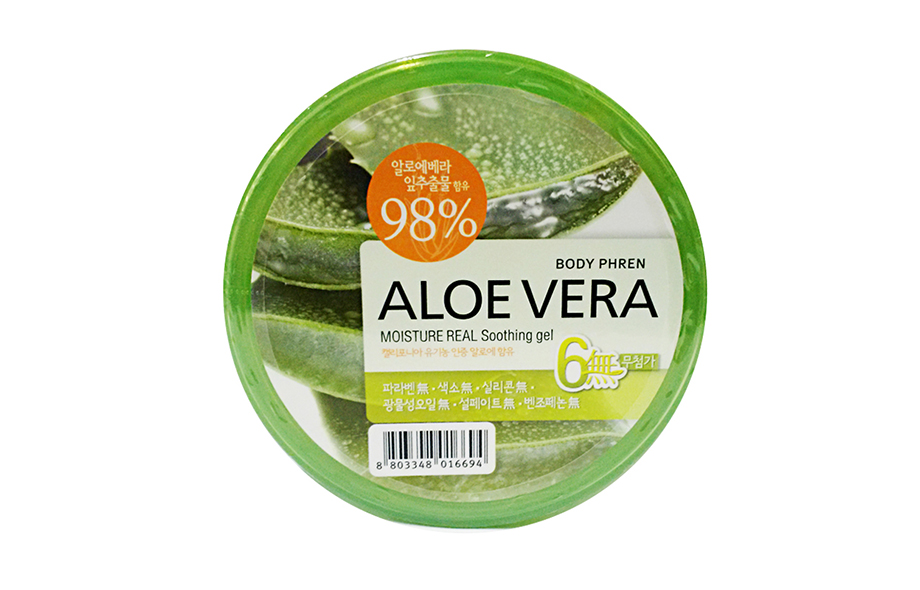 Aloe Vera Moisture Aqua Soothing Gel 98% от WELCOS удобен тем, что подходит для лица, тела, волос и рук – универсальная баночка займет меньше места в чемодане, чем целый арсенал.