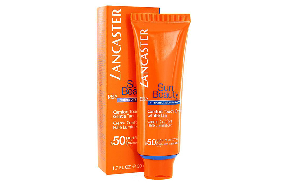 Крем Sun Beauty от Lancaster SPF 50 обеспечит максимальную защиту, ведь вряд ли в течение для у тебя будет время обновлять защитный слой, а благодаря приятной текстуре он может заменить дневной крем