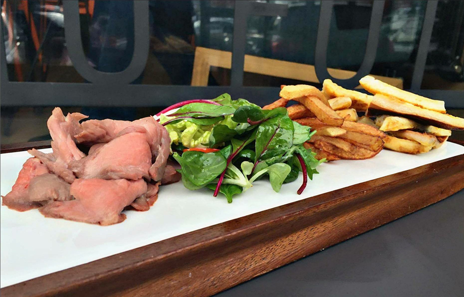 Сет из телятины с пряным картофелем и микс салатом – 150 грн