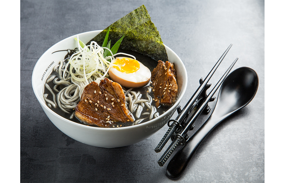 Черный рамен с чернилами каракатицы