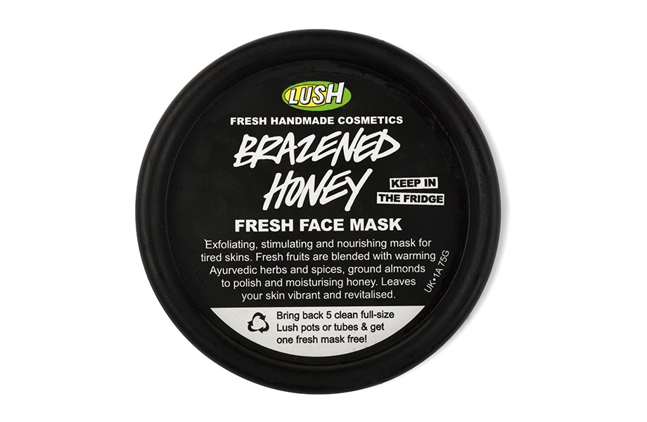 Маска для лица “Медовая”, Lush. Отшелушивает, выводит токсины, очищает поры и уменьшает их размер за счет содержания целого букета трав (шалфей, фенхель, розмарин), куркурмы, имбиря и фруктовых соков. Lush.com.ua, 195 грн