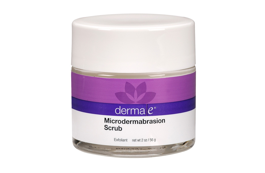 Эксфолиант Microdermabrasion Scrub with Dead Sea Salt, Derma E. Жесткий скраб с морской солью точно не подойдет для чувствительной кожи, зато жирную и пористую поможет привести в порядок. $26