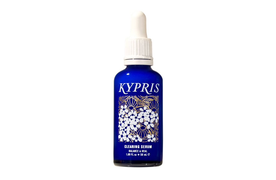 Очищающая сыворотка Kypris Serum: Clearing Serum, Kypris. В ее составе 30 натуральных ингредиентов (в основном, масла), которые помогают сбалансировать и очистить кожу от высыпаний и пятен постакне. Сredobeauty.com, $62