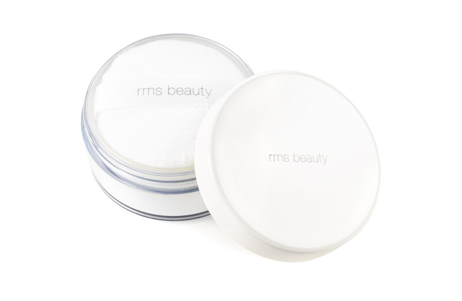 Минеральная пудра «UN» Powder, RMS Beauty. Мелкодисперсная финишная пудра ложится тончайшим прозрачным шелковистым слоем: можно фиксировать с ее помощью макияж или наносить на «голое» лицо. Rmsbeauty.com, $34