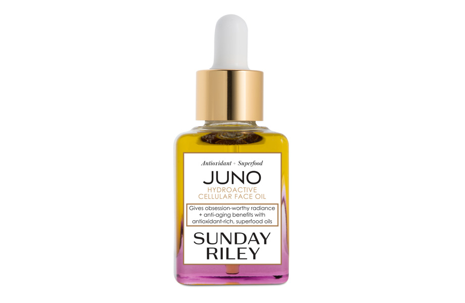 Масло для лица Juno Hydroactive Cellular Oil, Sunday Riley. Работает против морщин, потери эластичности кожи и проявления пор. Содержит масла суперфудов – семян брокколи, клюквы, черники и малины. Sephora.com, $90