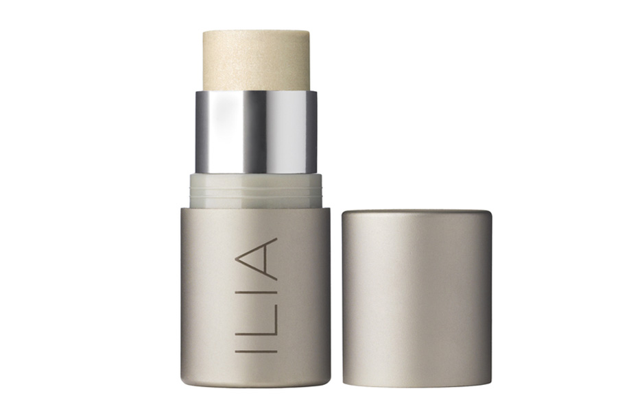 Хайлайтер в оттенке Polka Dots & Moonbeams, ILIA. Саша Плавсик создает декоративную косметику из органических компонентов и использует упаковку из переработанных материалов. Credobeauty.com, $34
