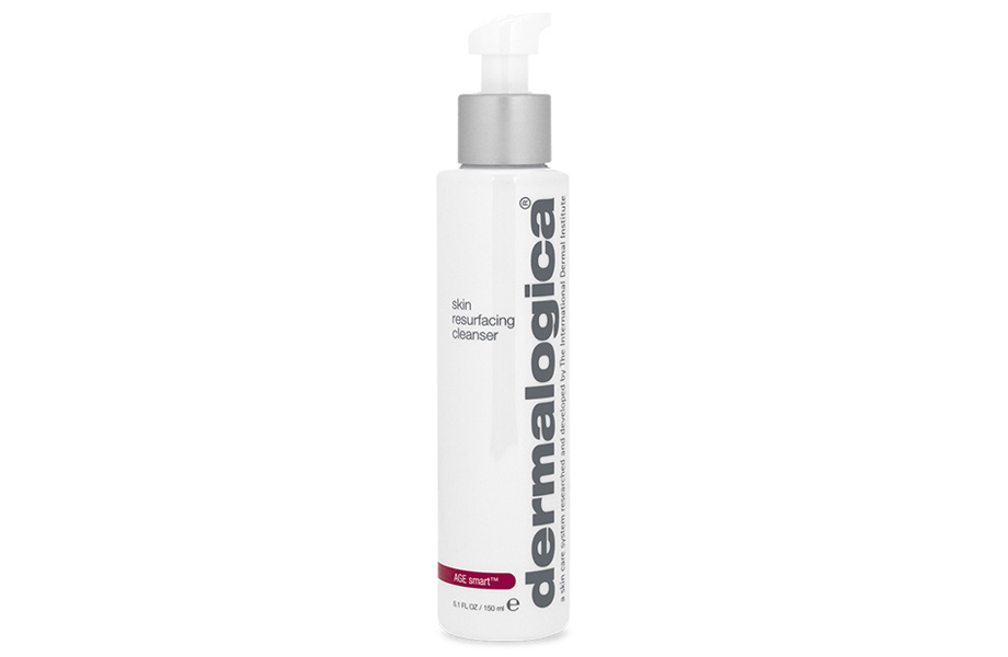 Очищающее средство AGE Smart Skin Resurfacing Cleanser, Dermalogica. Помимо мягкого очищения, снижает чувствительность кожи и препятствует старению – за счет отшелушивающего действия молочной кислоты. dermalogica.com.ua $65