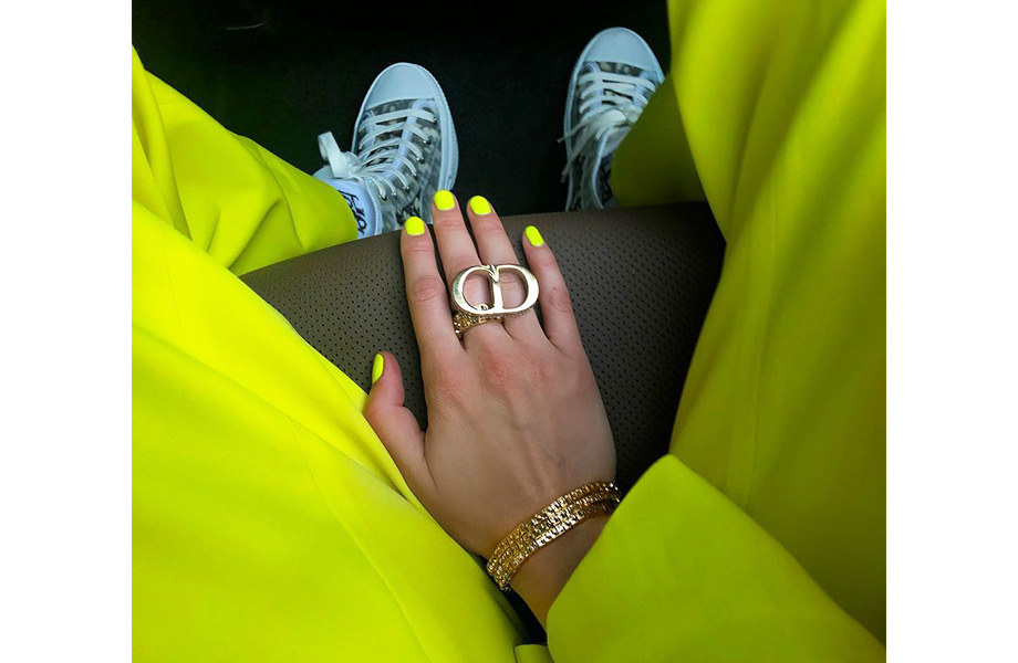 Маникюр неон