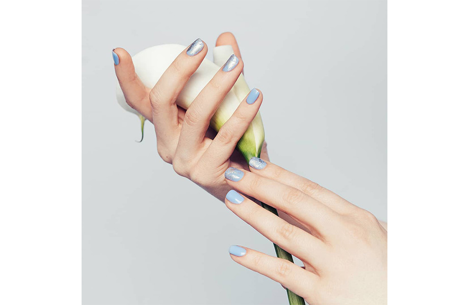 Вариант для мечтательниц – голова в облаках Голубой маникюр с фольгой