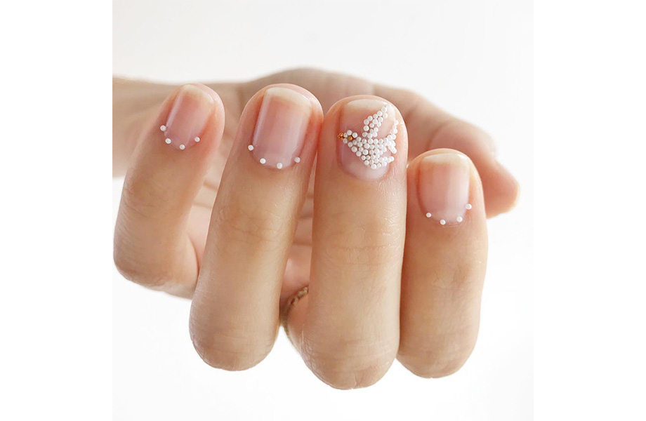 Свадебный маникюр с жемчугом