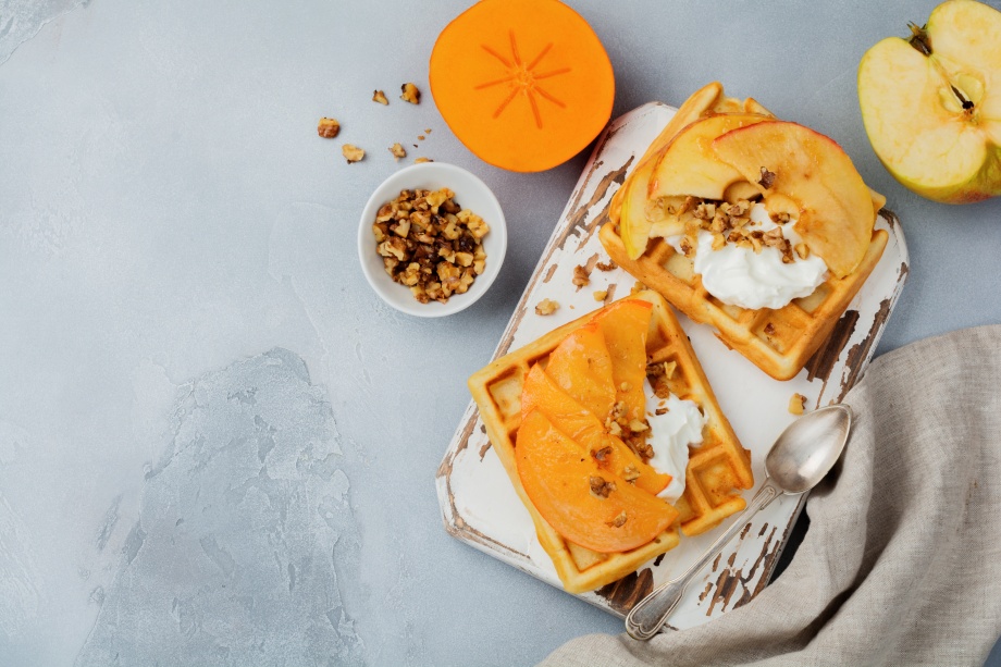 Бельгийские вафли с беконом и хурмой