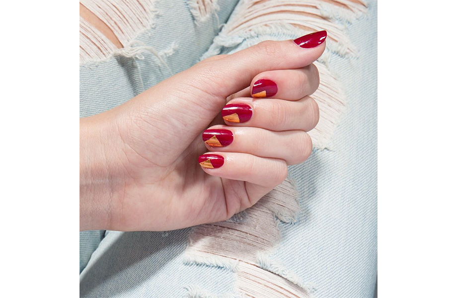 Новогодний маникюр красный