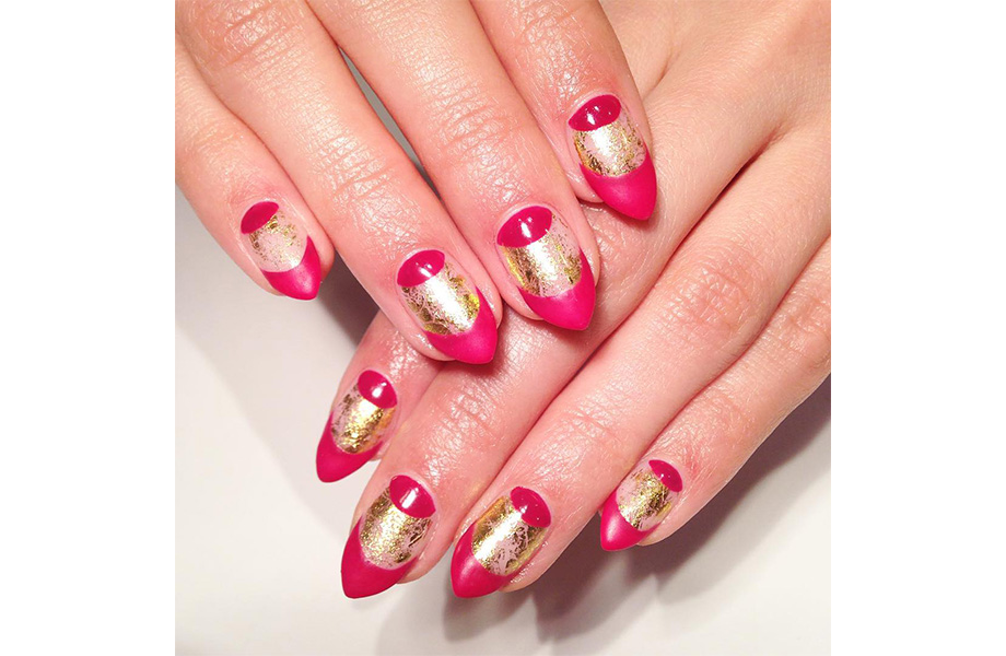 Новогодний маникюр красный с золотом