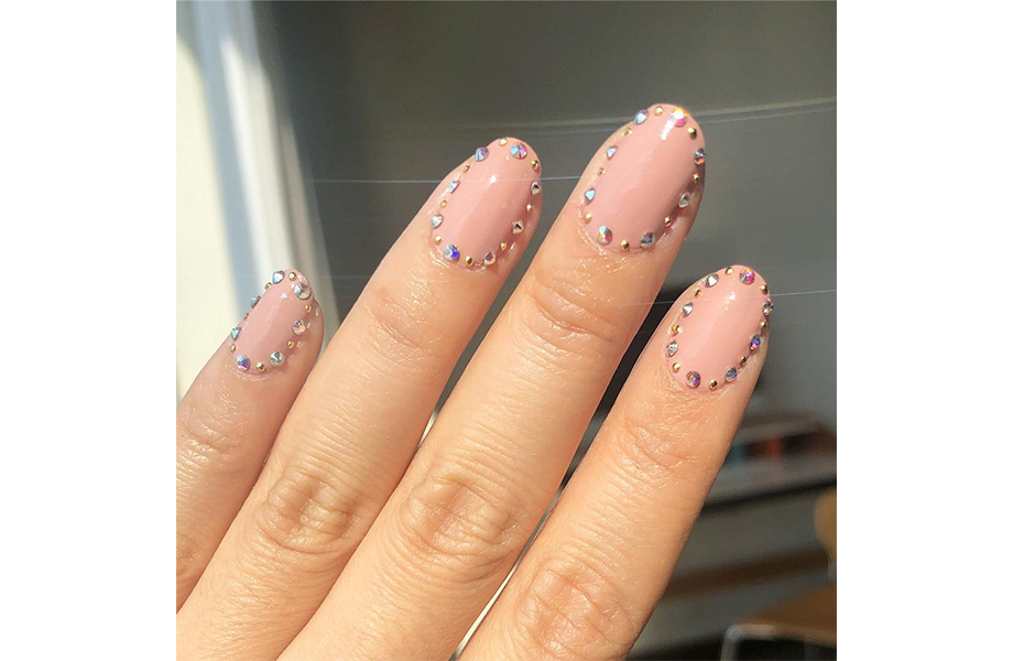 Новогодний маникюр со стразами