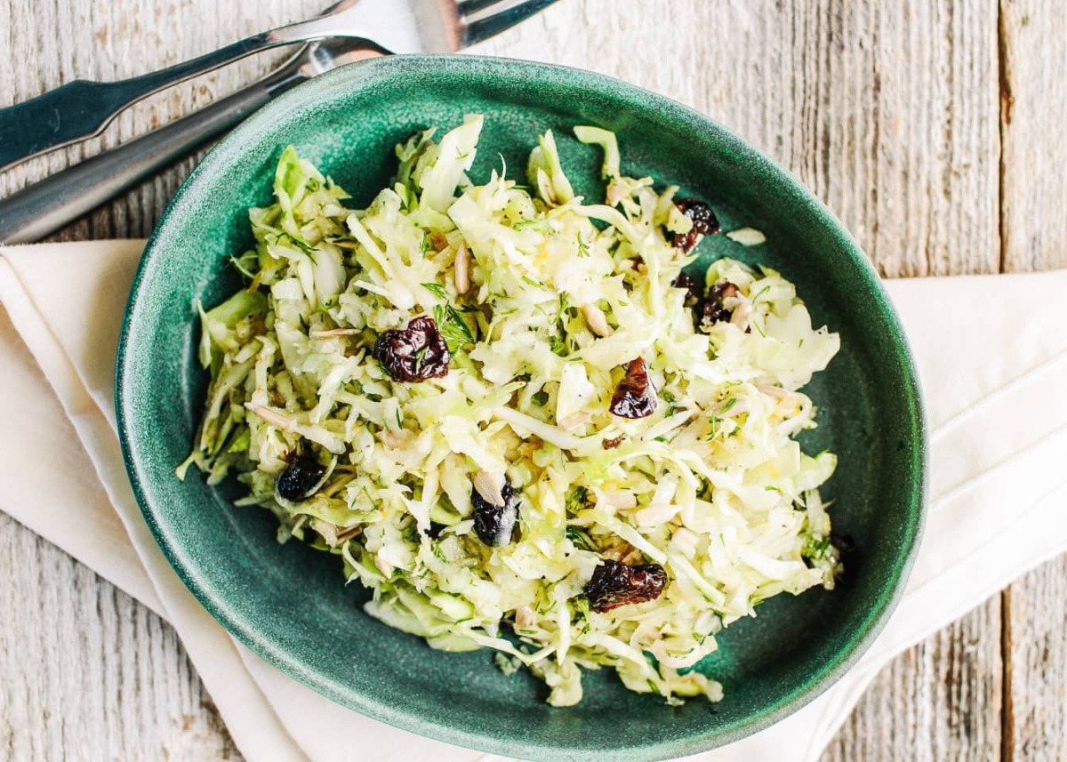 Салат из кольраби с сушеной клюквой и лимонно-кленовой заправкой