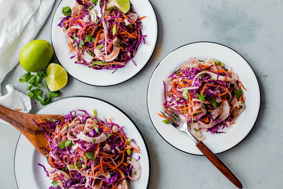 «Коул слоу» из кольраби, красной капусты и заправкой из кинзы