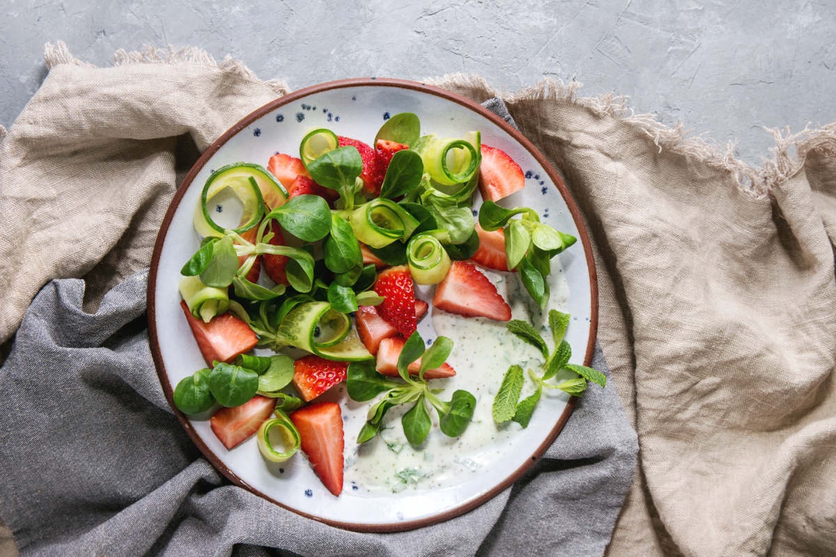 Салат с клубникой, огурцом и фетой