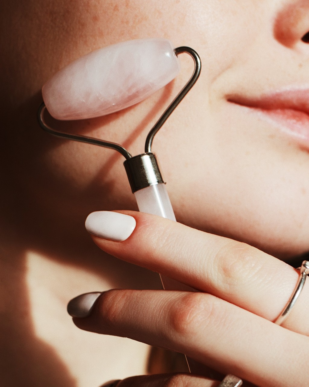 Бьюти-тренд: массажеры для лица из розового кварца