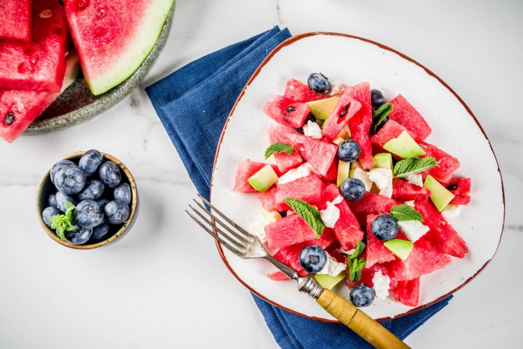 салат из арбуза и голубики