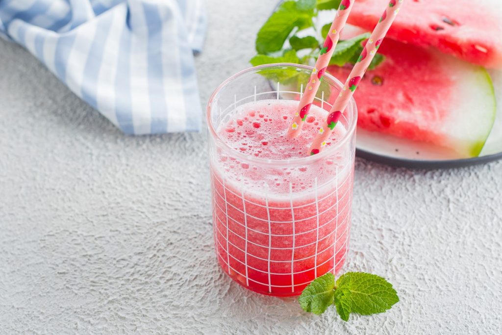 арбузный смузи с ягодами