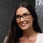 Деми Мур показывает свой ежедневный уход за кожей лица (видео)