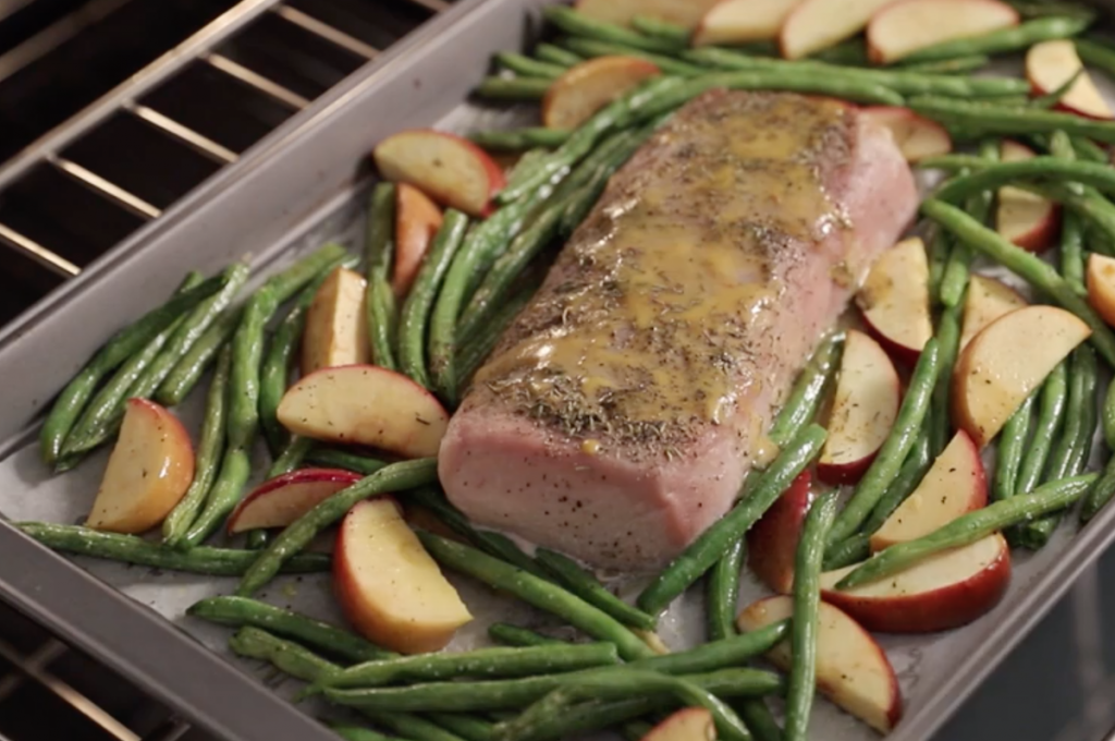 Яблука зі спаржевою квасолею і свинячою корейкою