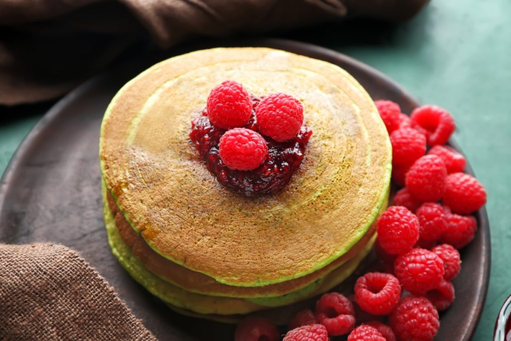 Блинчики с матча, творогом и малиной