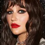 Kesha вернулась на сцену и представила собственный beauty-бренд