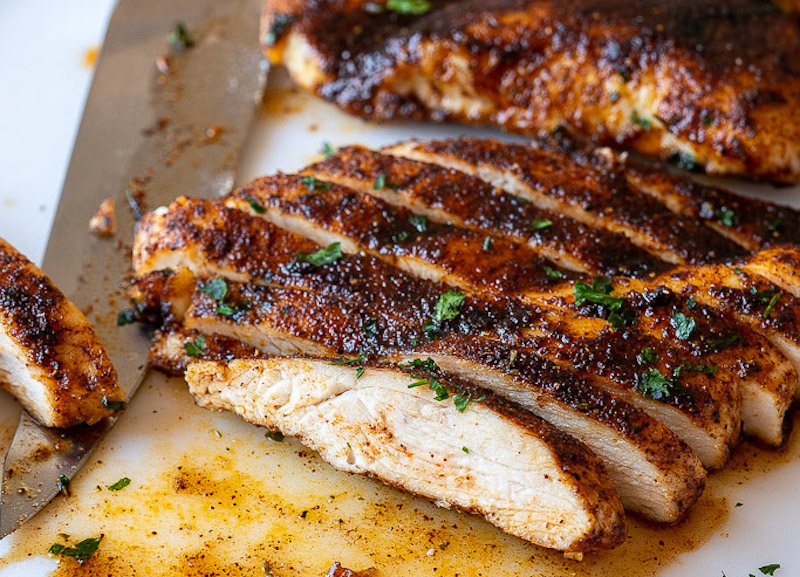 Соковита куряча грудка, запечена в духовці