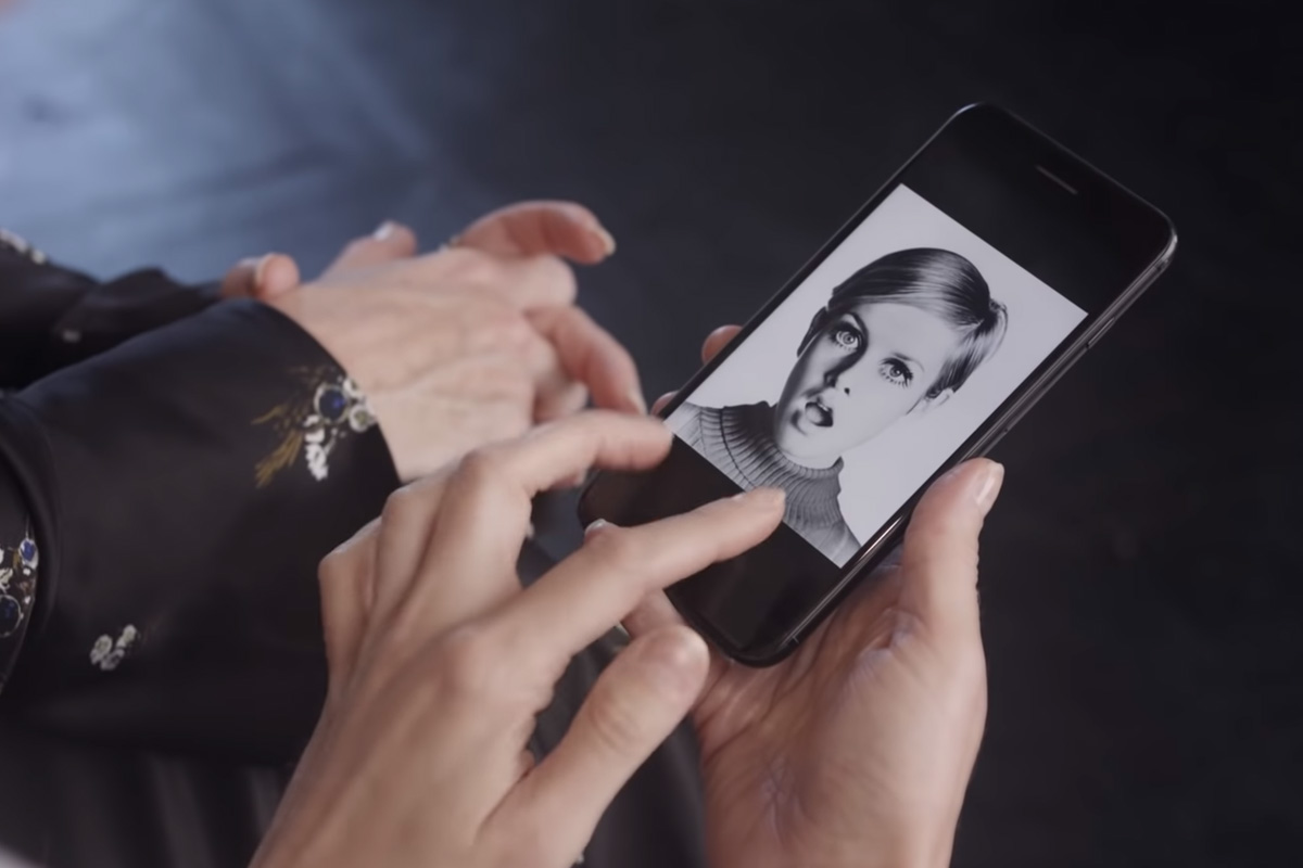 Шарлотта Тилбери показывает, как создать макияж 60-х за 5 минут (видео)