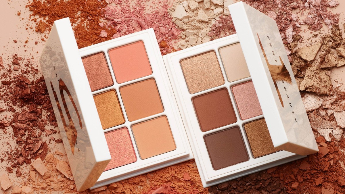 Рианна впервые представила большую коллекцию теней