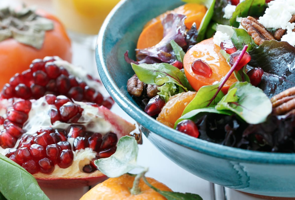 Салат с хурмой, гранатом и мандаринами