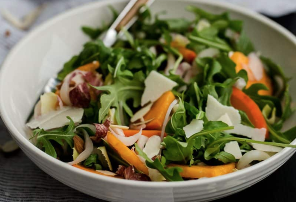 Салат с хурмой, рукколой и пармезаном