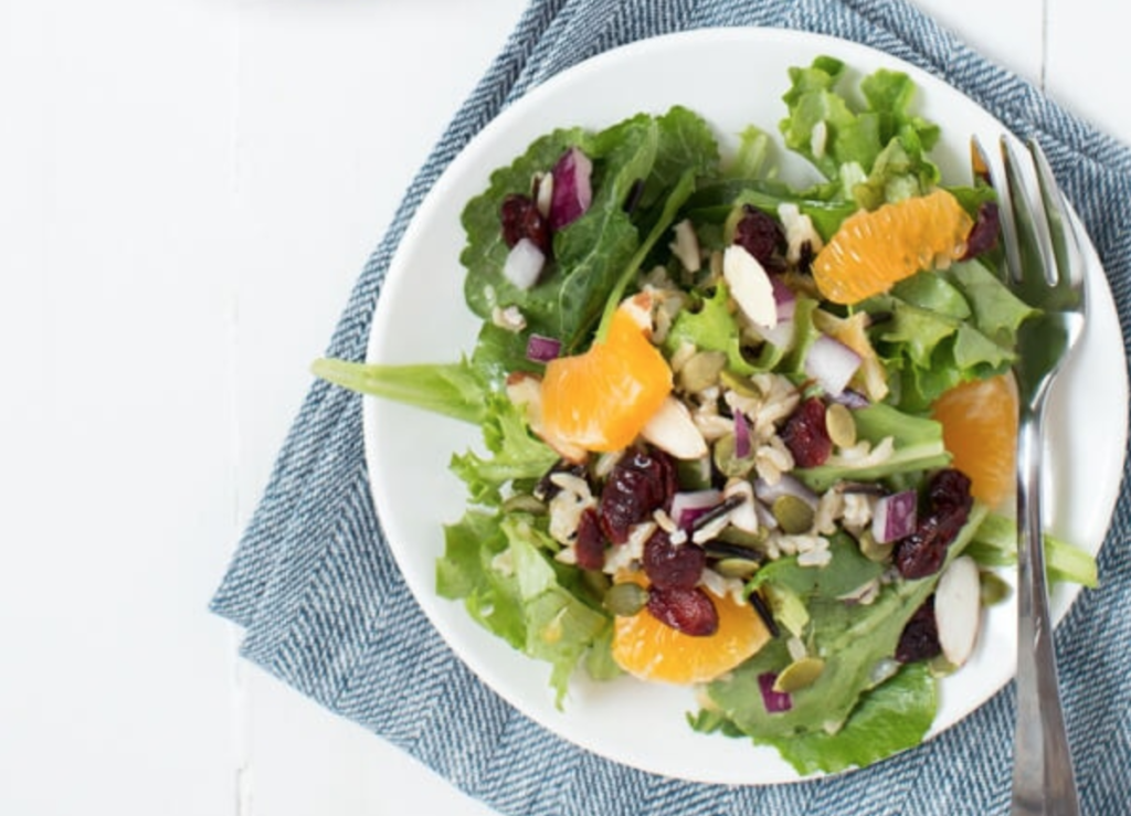 Зимний салат с мандаринами, диким рисом и клюквой