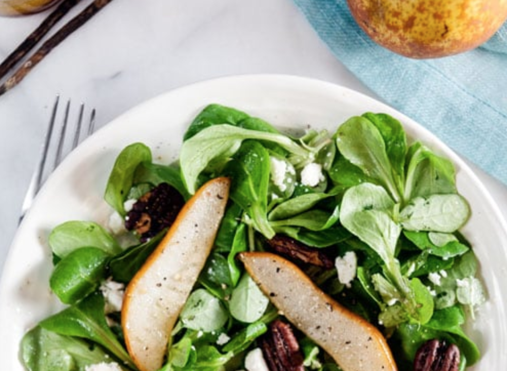 Зимний салат с карамелизированной грушей и козьим сыром