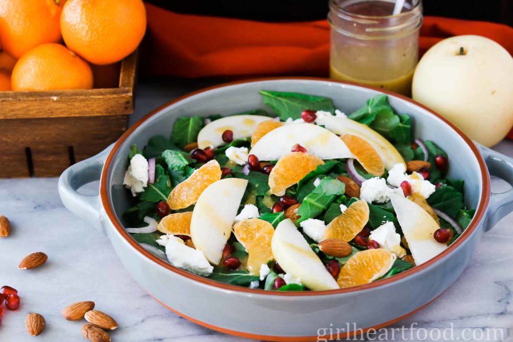 Салат с медово-горчичной заправкой, грушами и мандаринами