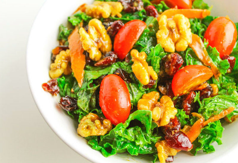 Салат с томатами, авокадо и грецкими орехами