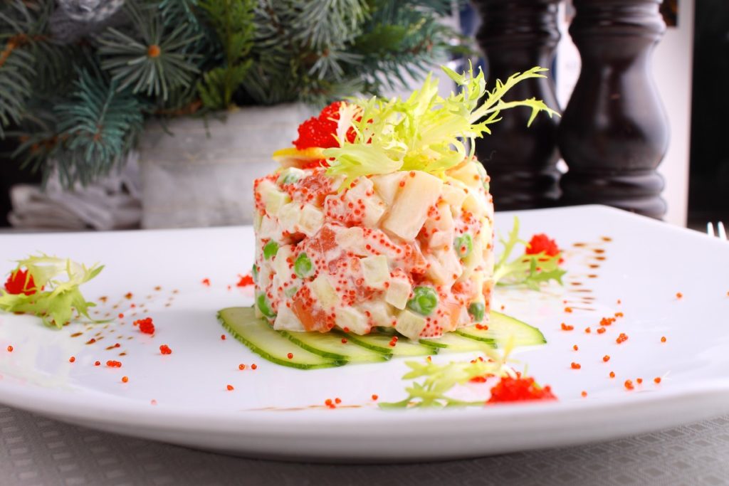 Рецепт олів'є з раковими шийками та червоною ікрою