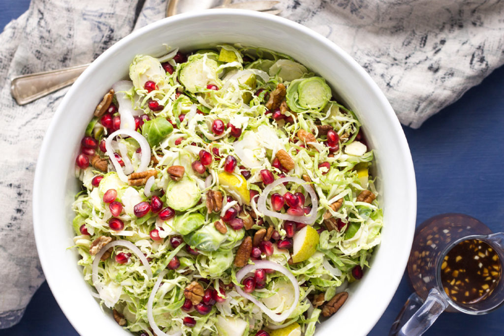 Салат с брюссельской капустой, гранатом и грушей