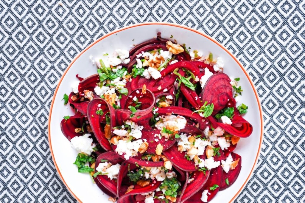 Салат из свеклы и тыквы с орехами и фетой
