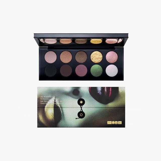 Тедди Куинливан показывает, как сделать вечерний макияж дома (видео)